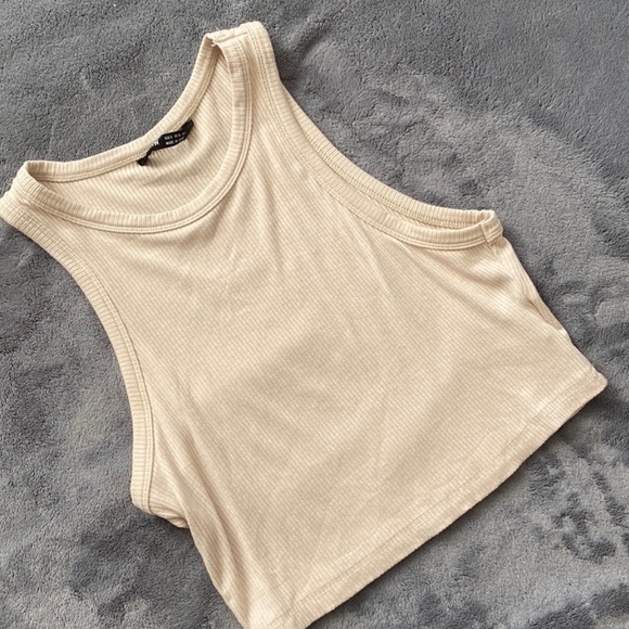 3/$20🌷 Cream Cropped Tank - Picture 2 of 5